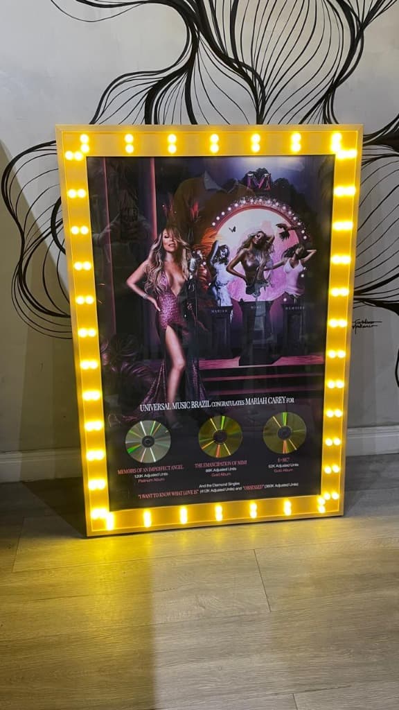Quadro de certificação Mariah Carey Universal Music Brazil com moldura de luzes LED premium