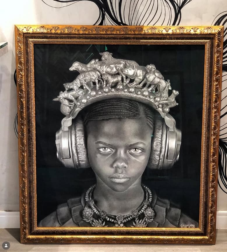 Retrato Real com Moldura Clássica Dourada